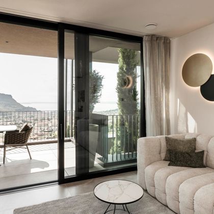 Projekt: Villa Gardasee - Tip Top Fenster & Systeme - Verglasungen, Hebeschiebetüren, Fenster und Beschattung, Haustüren