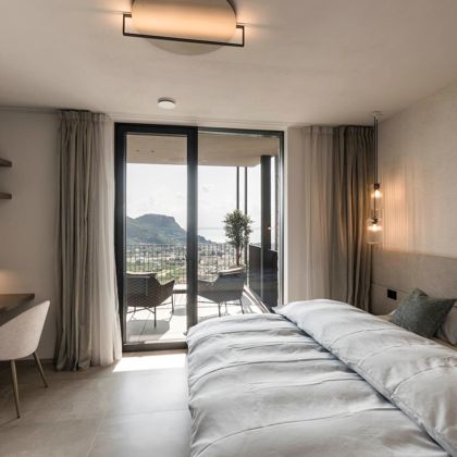 Projekt: Villa Gardasee - Tip Top Fenster & Systeme - Verglasungen, Hebeschiebetüren, Fenster und Beschattung, Haustüren